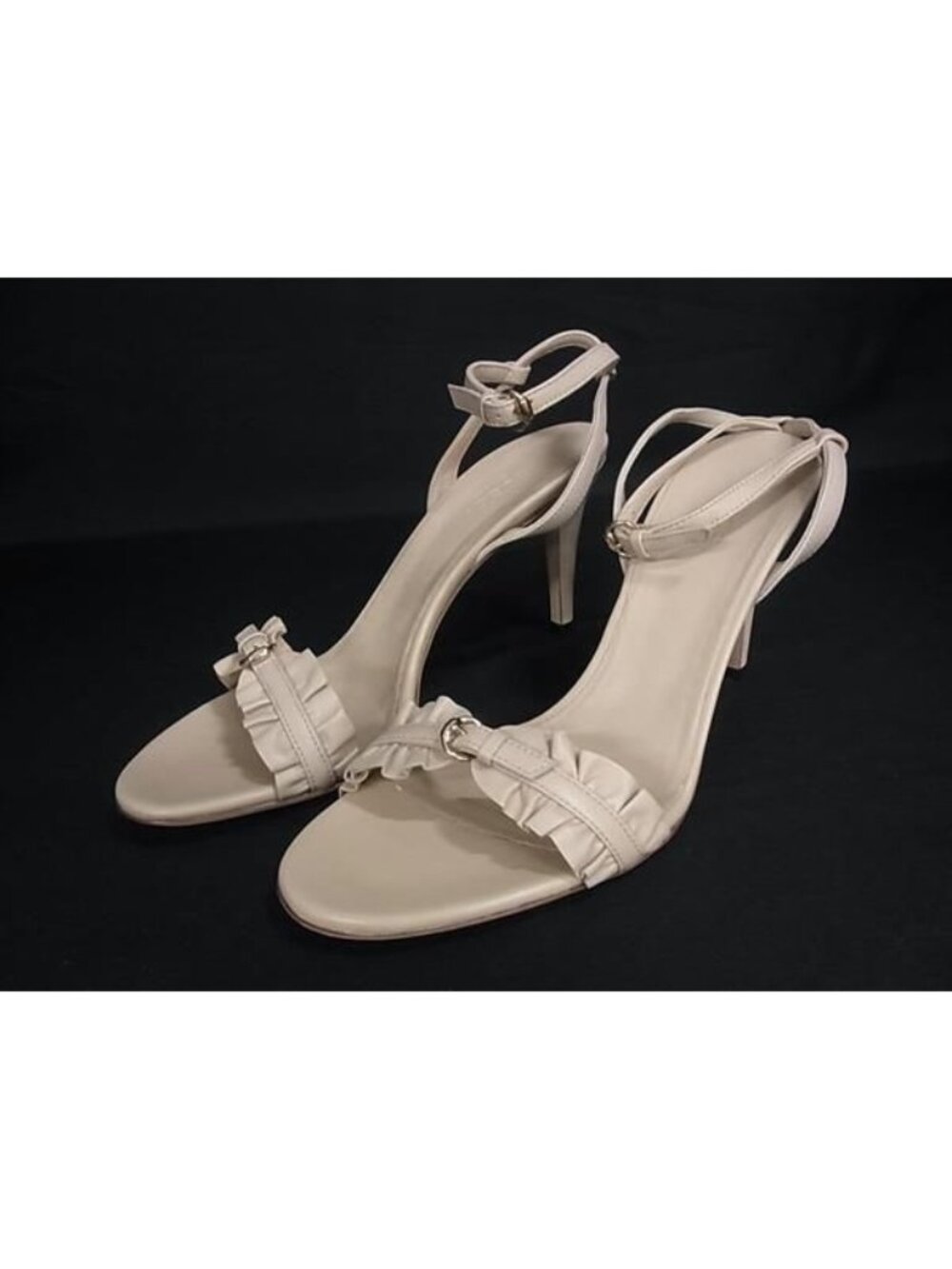 Gucci Leather Heels Shoes Beige